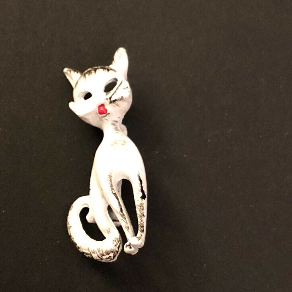 Vintage Novelty Pin White Enamel Cat - Picture 1 of 2
